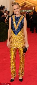 article-2621064-1D993F8E00000578-713_306x686